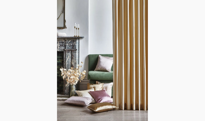 Colección de Telas Raffles – Satinado Elegante en Gran Formato
