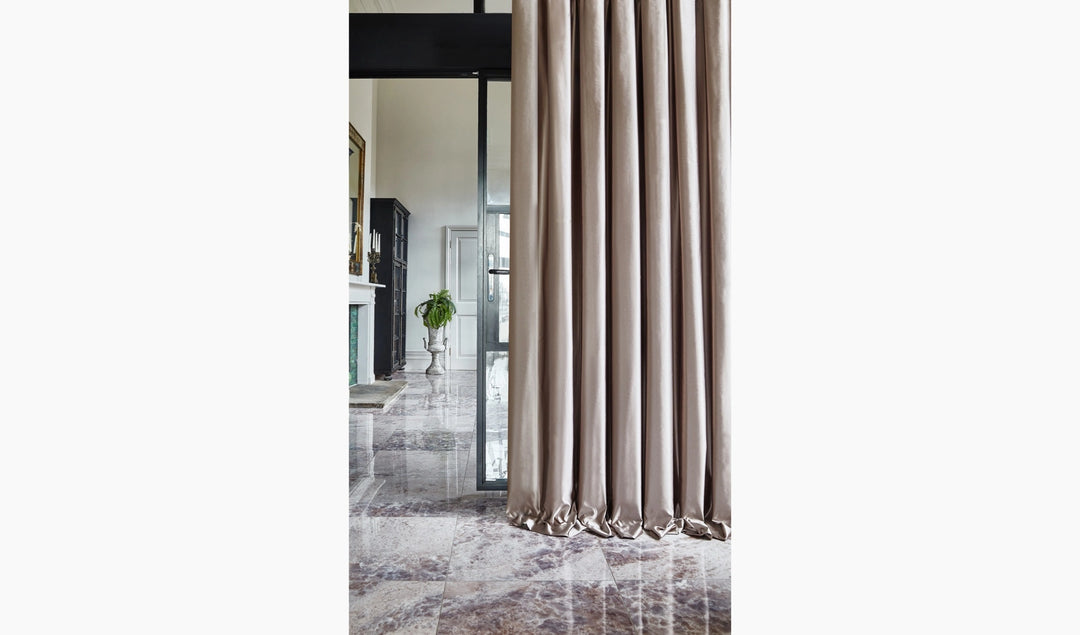 Colección de Telas Raffles – Satinado Elegante en Gran Formato