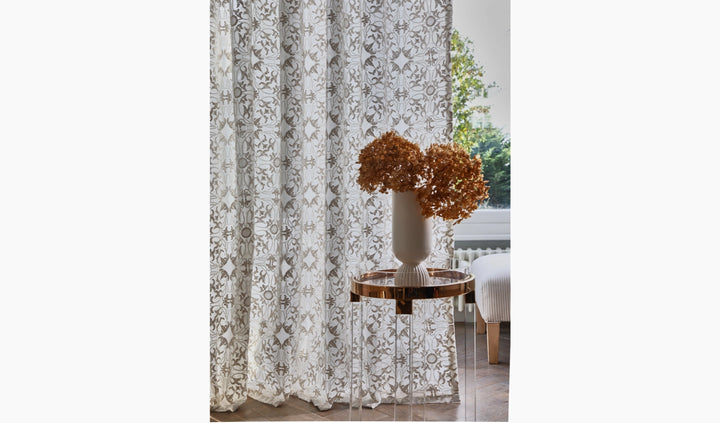 Colección de Telas Symphony – Lujo Clásico y Detalles Arquitectónicos