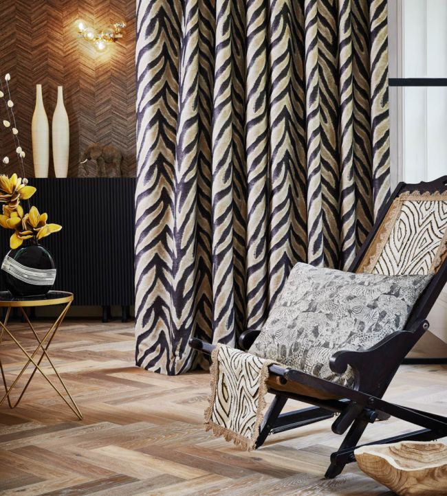 Tela estampada para cortinas con collage de animales – Zambezi Raven
