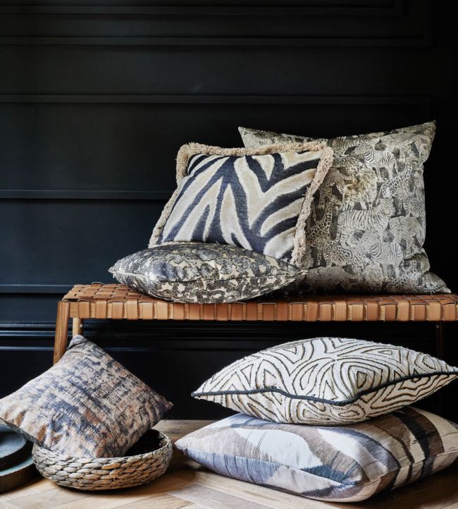 Tela estampada para cortinas con collage de animales – Zambezi Raven